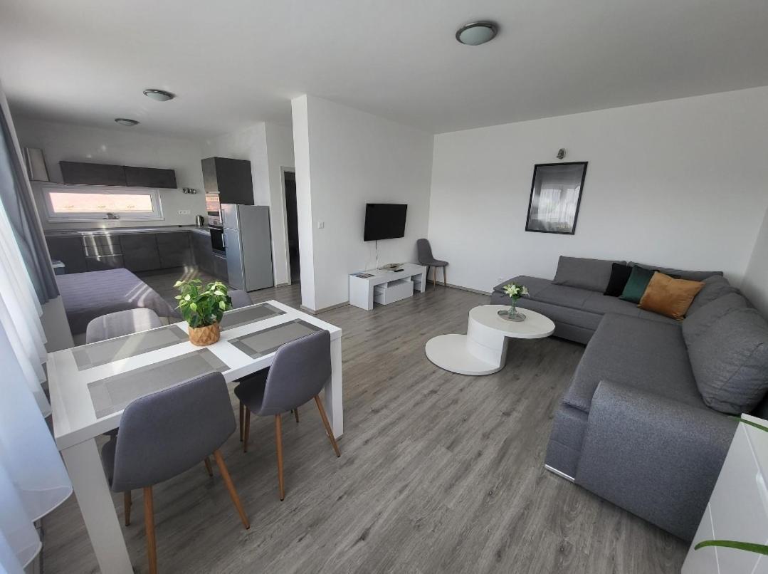 Apartman Gabriela Roudne ภายนอก รูปภาพ